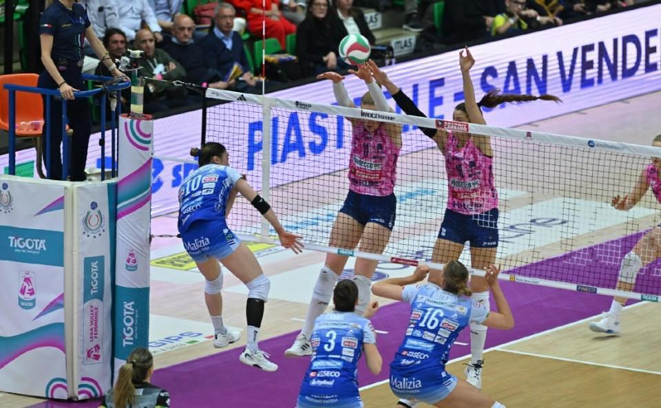 开云官网-让二追三！科内利亚诺半决赛占先机，朱婷一锤定音+21分荣膺MVP