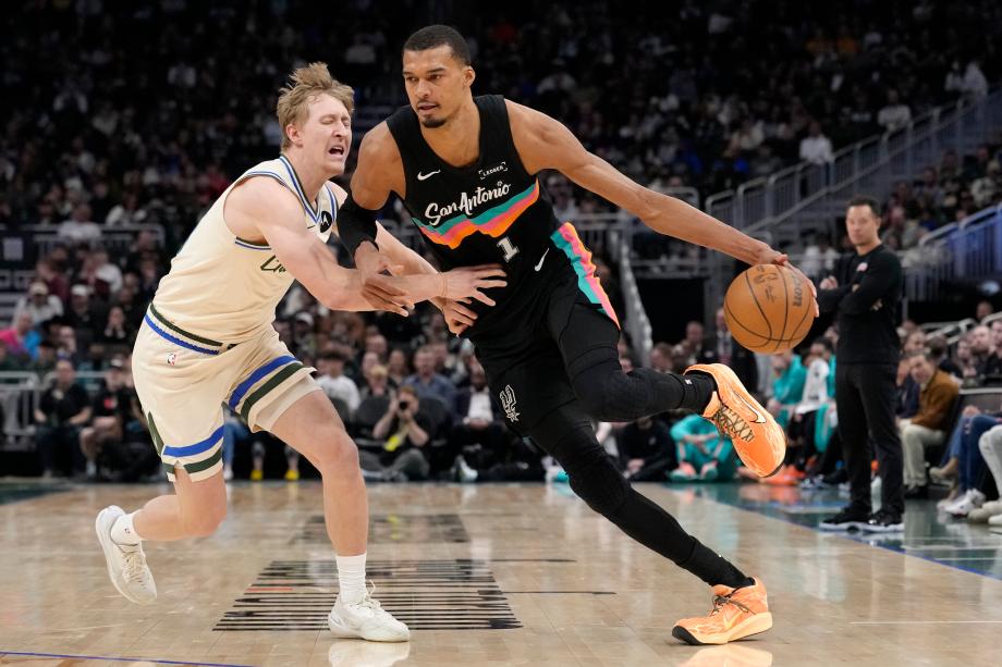 开云app-文班亚马23+15 马刺七人上双客场32分大胜雄鹿